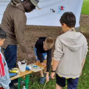 Atelier de peinture en plein air animé par PasSages lors de la Fête du Livre de Bischheim