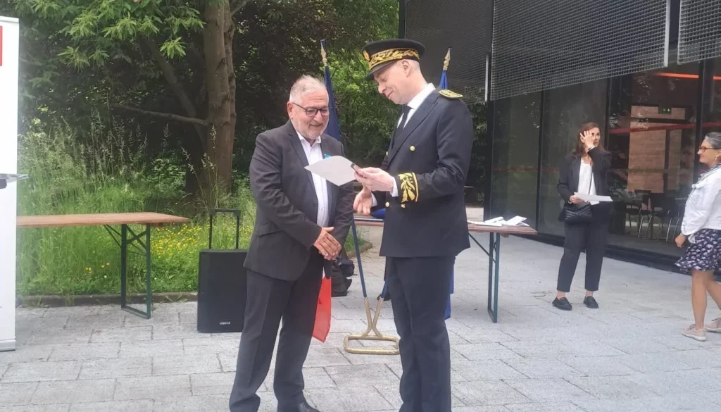 Richard recevant la médaille d'argent