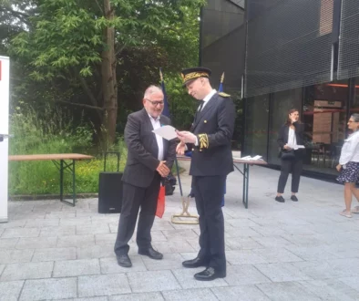 Richard recevant la médaille d'argent