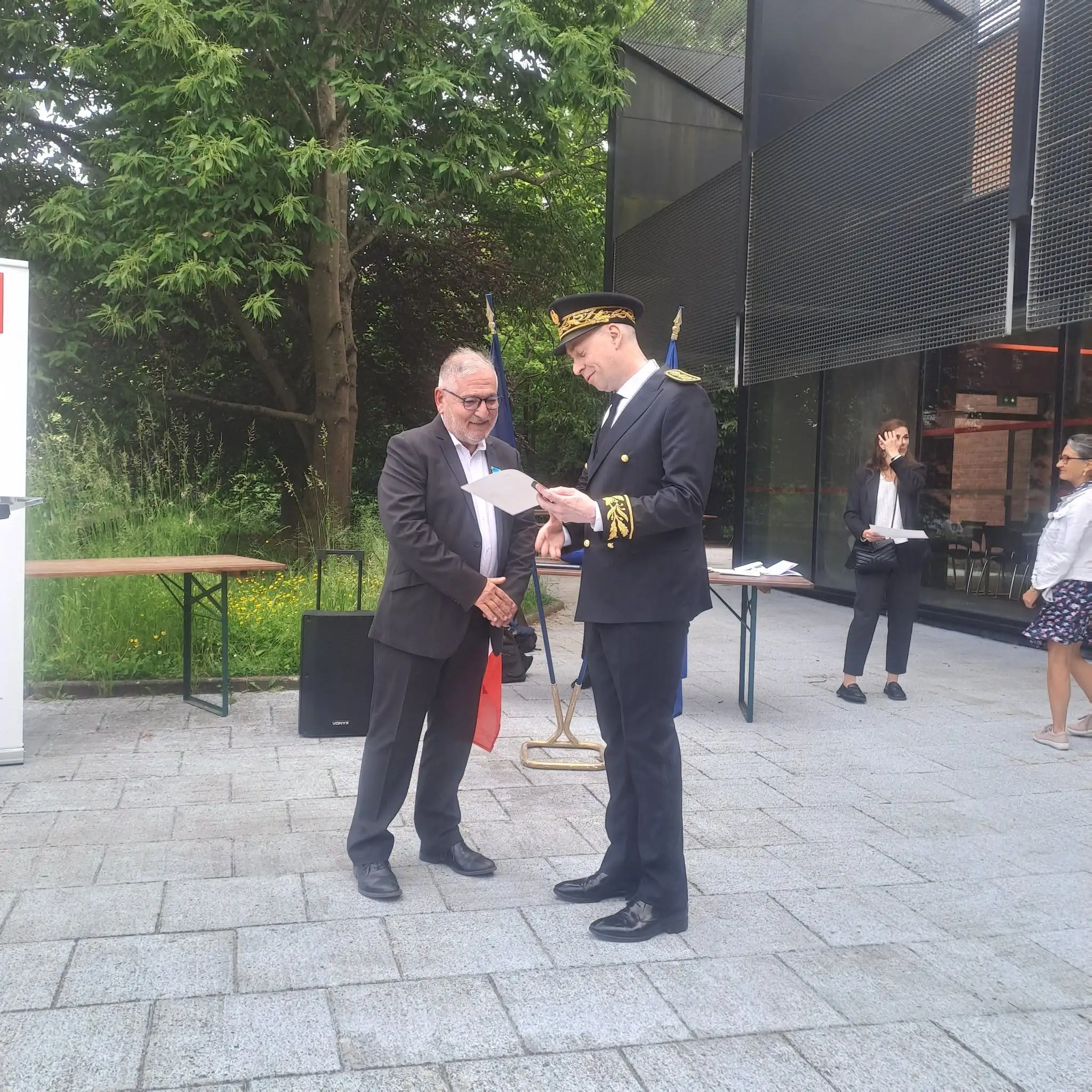 Richard recevant la médaille d'argent