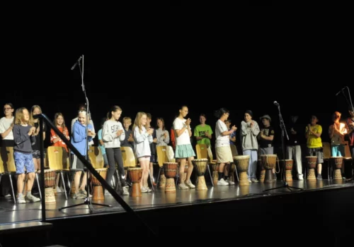 Les élèves de CM1 et CM2 sur scène aux percussions lors de la soirée de restitution de l'Action Respect