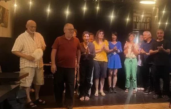 La troupe des Pas'Sages saluant sur scène à la fin d'un spectacle de théâtre forum