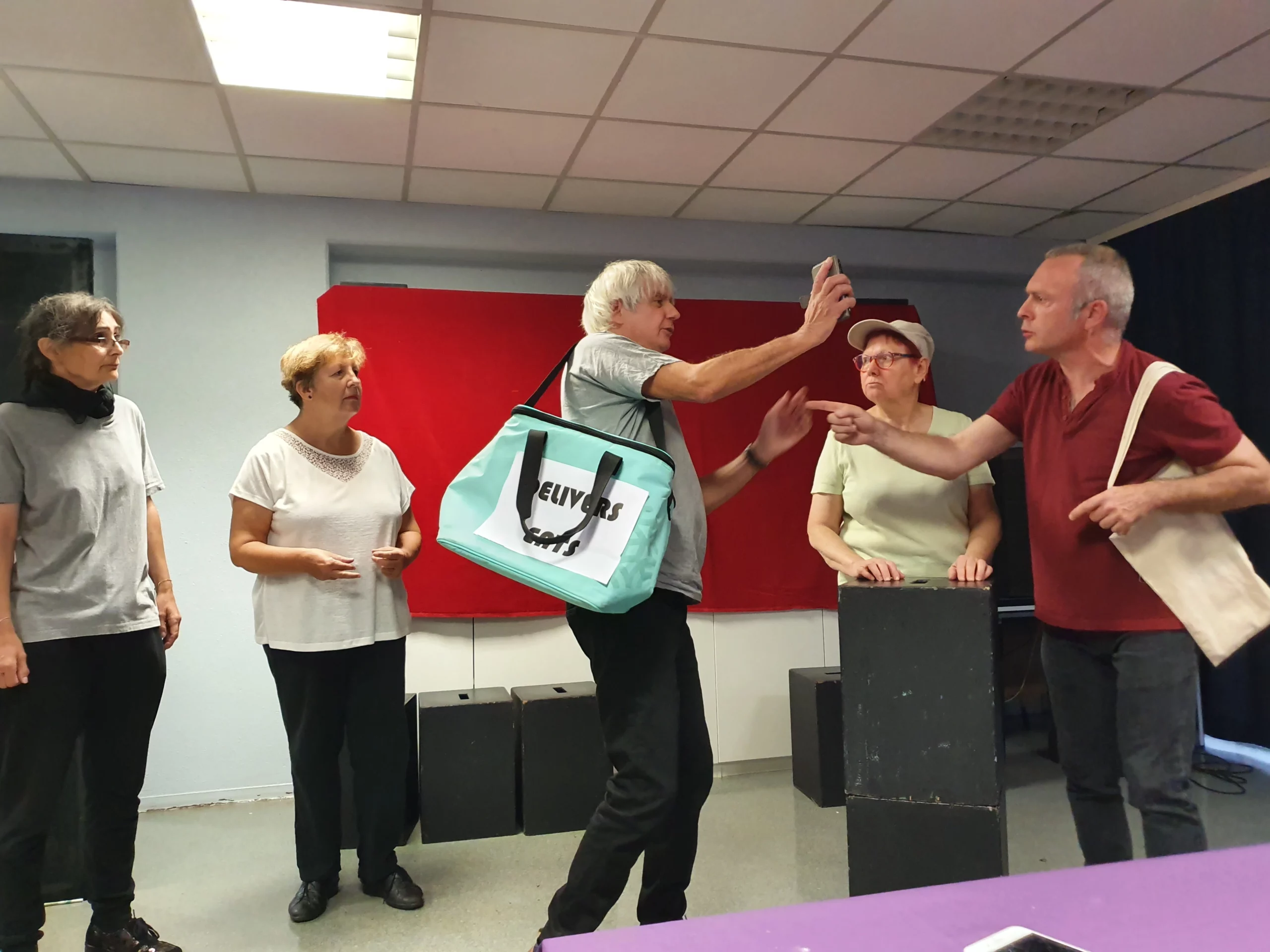 Comédiens amateurs jouant une scène lors d'un atelier de théâtre forum